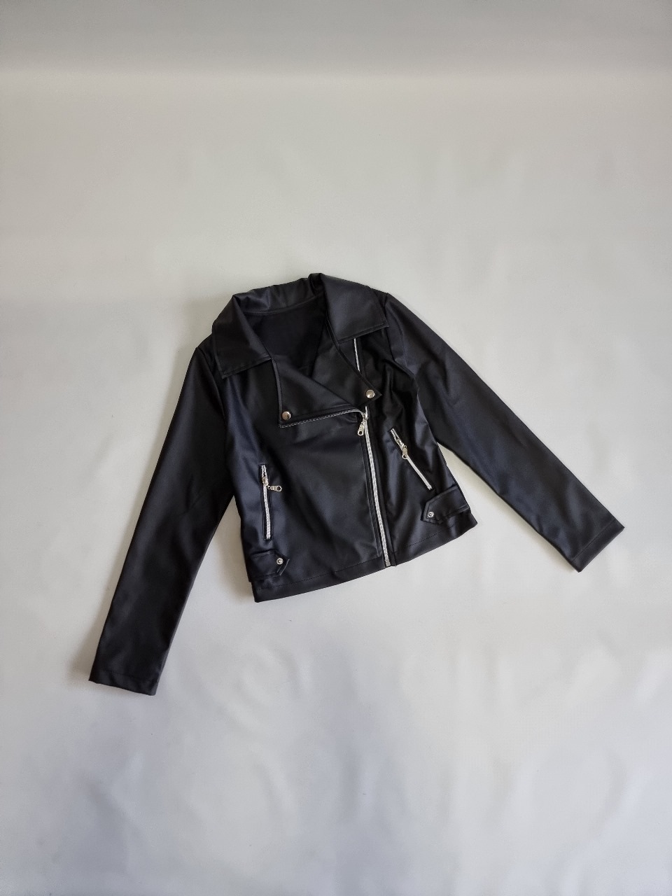 CAMPERA ENGOMADA CIERRE AL COSTADO