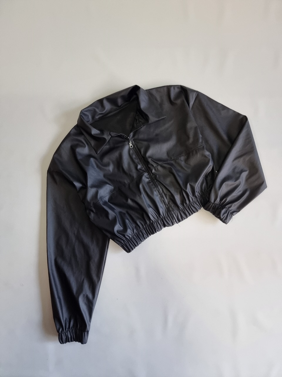 CAMPERA ENGOMADA CROP LINEA EN EL MEDIO