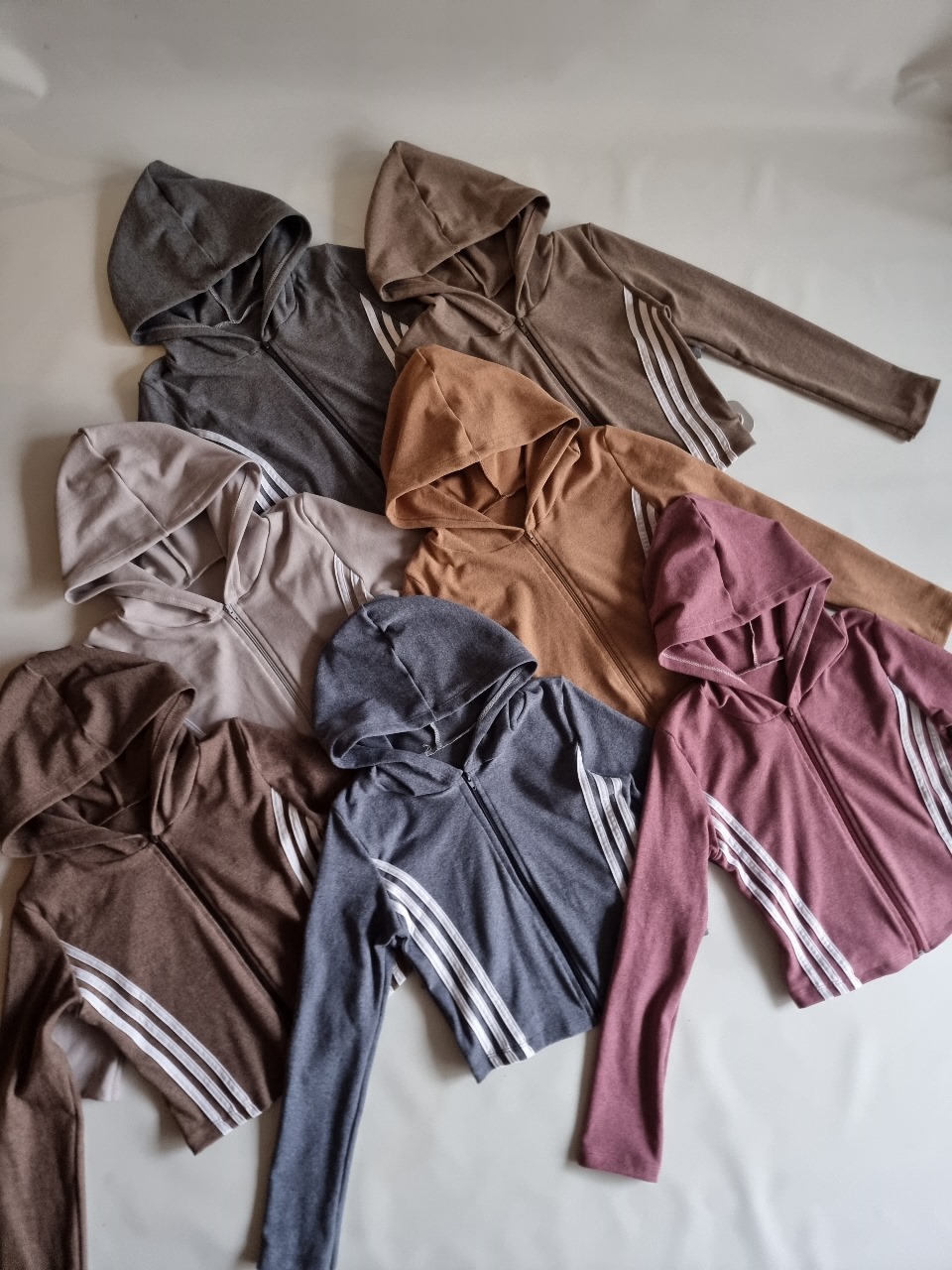 CAMPERA DARLON CON TRES LINEAS
