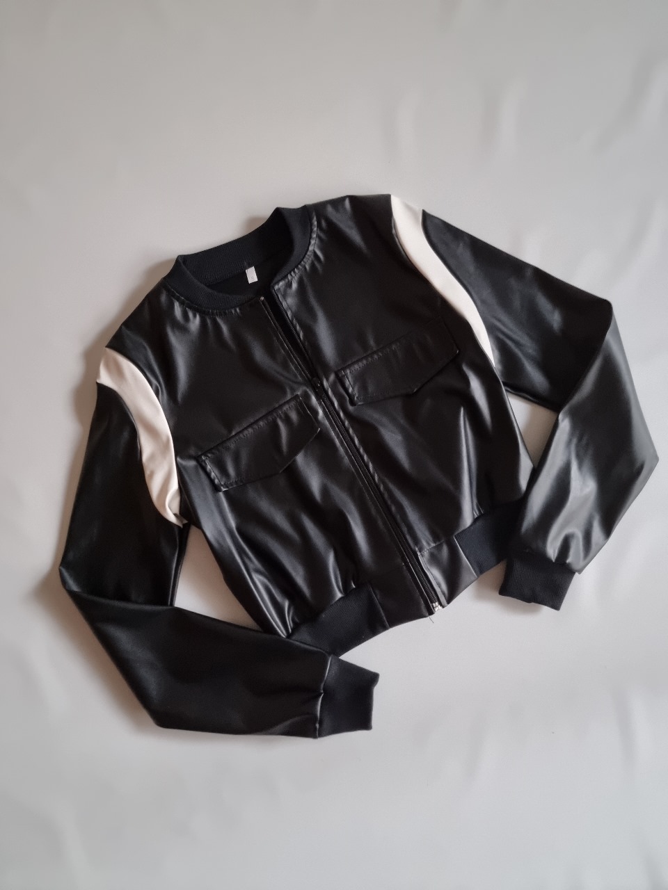 CAMPERA ENGOMADA CON BLANCO