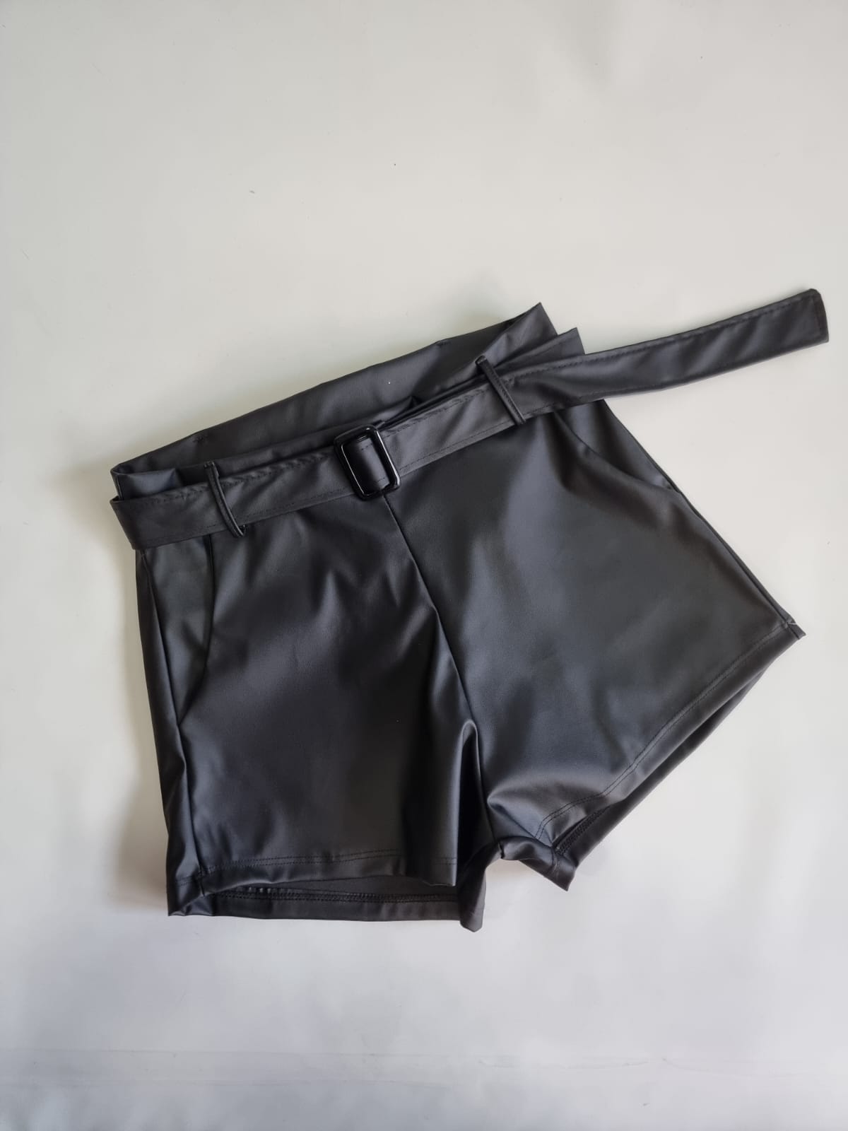 SHORT CON CINTO
