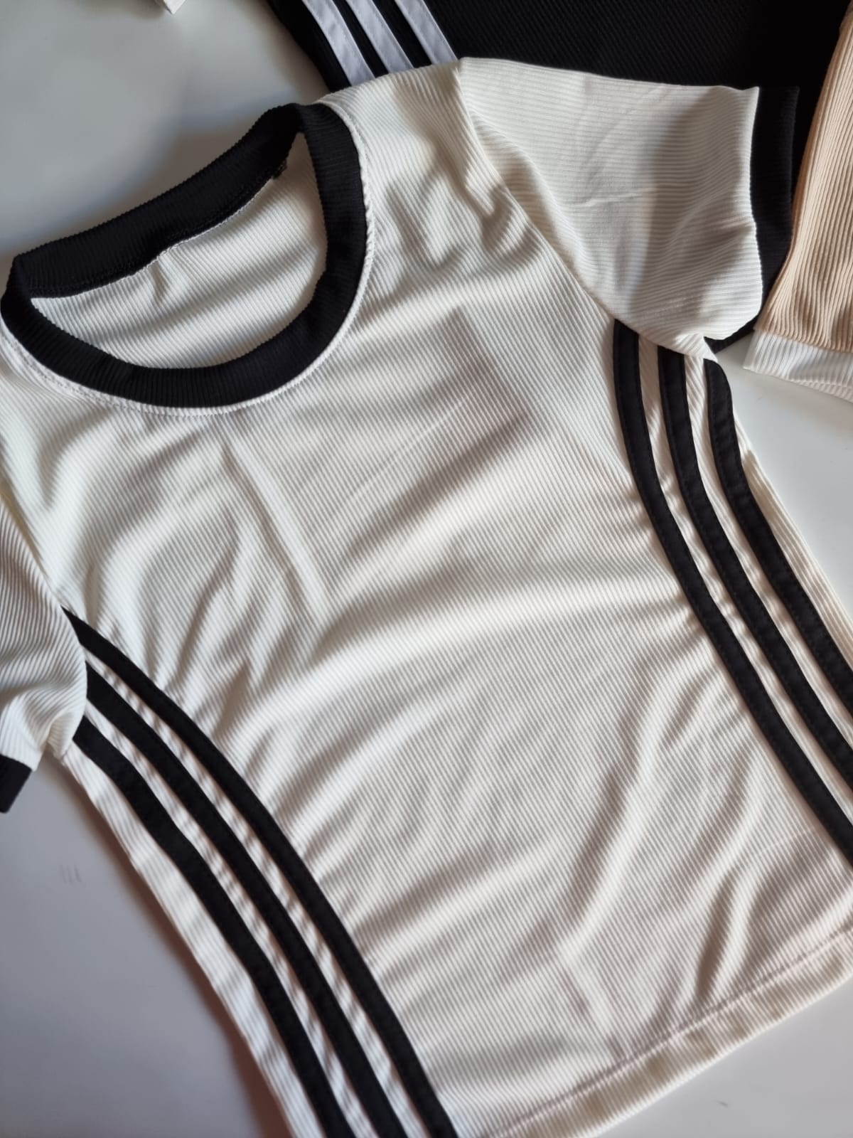 REMERA 3LINEAS AL COSTADO - Image 3