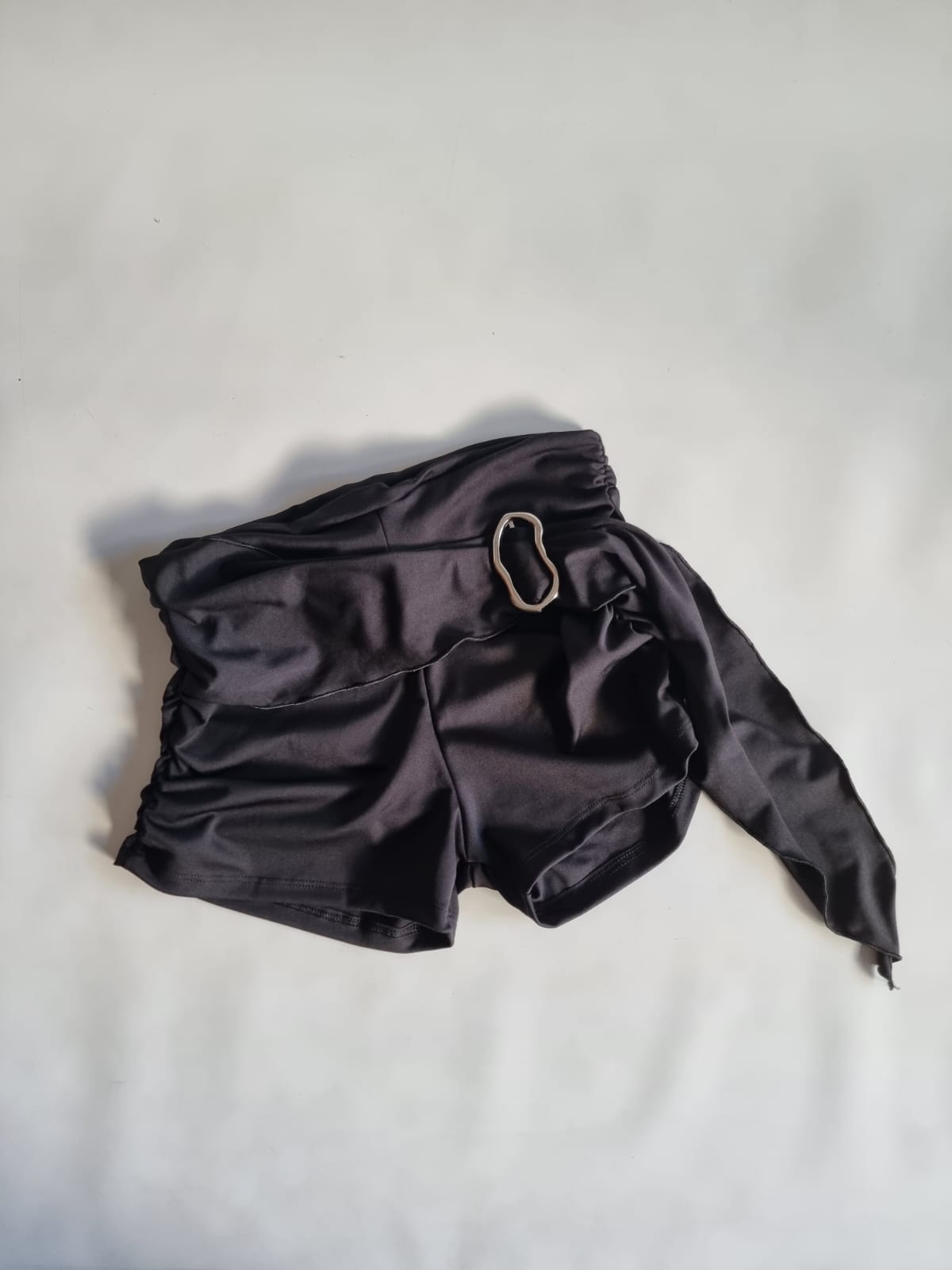 SHORT MICRO FIBRA FRUNCIDO AL COSTADO