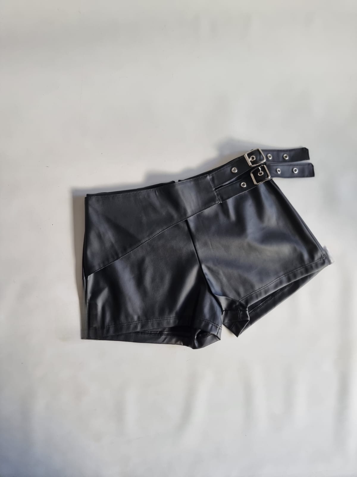 SHORT CON 2 HEBILLAS FAJA