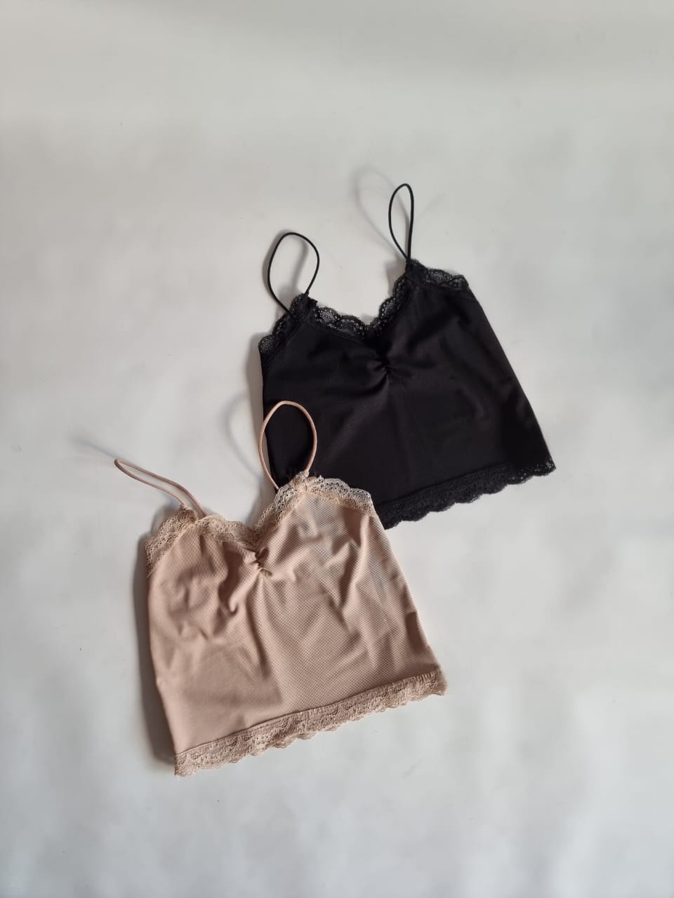 TOP PUNTILLA CON FRUNCIDO