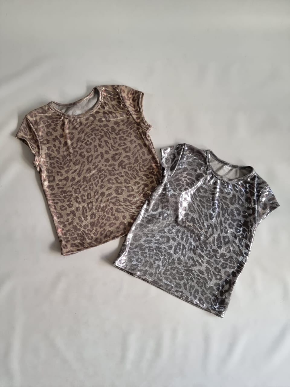 REMERA ANIMAL PRINT BRILLO