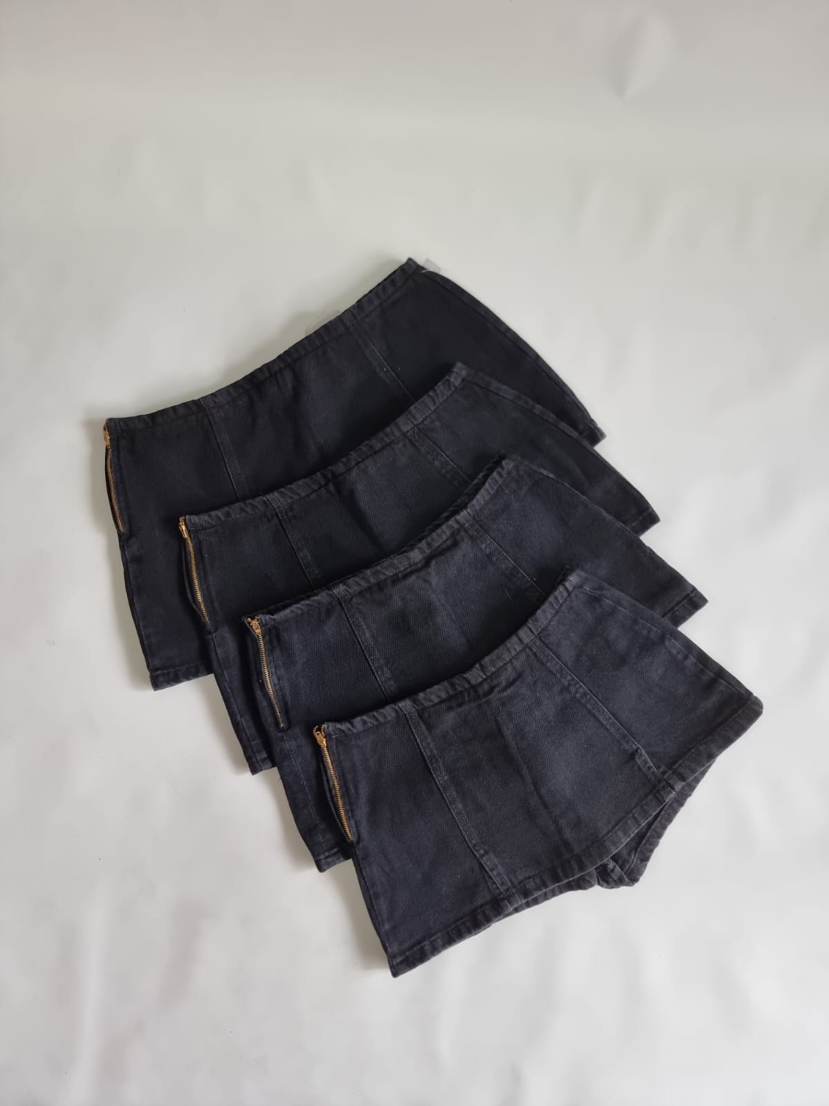 SHORT POLLERA TIRO BAJO 2 PINZAS NEGRO