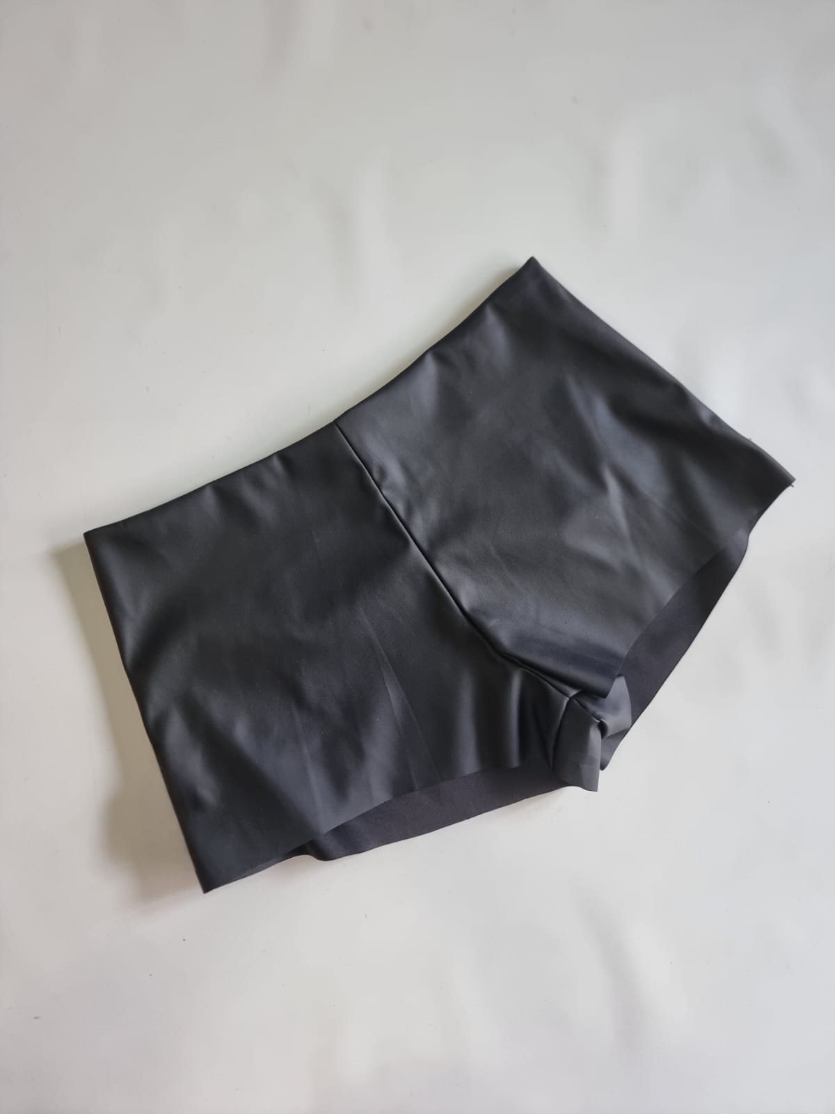 SHORT TIRO BAJO ENGOMADO