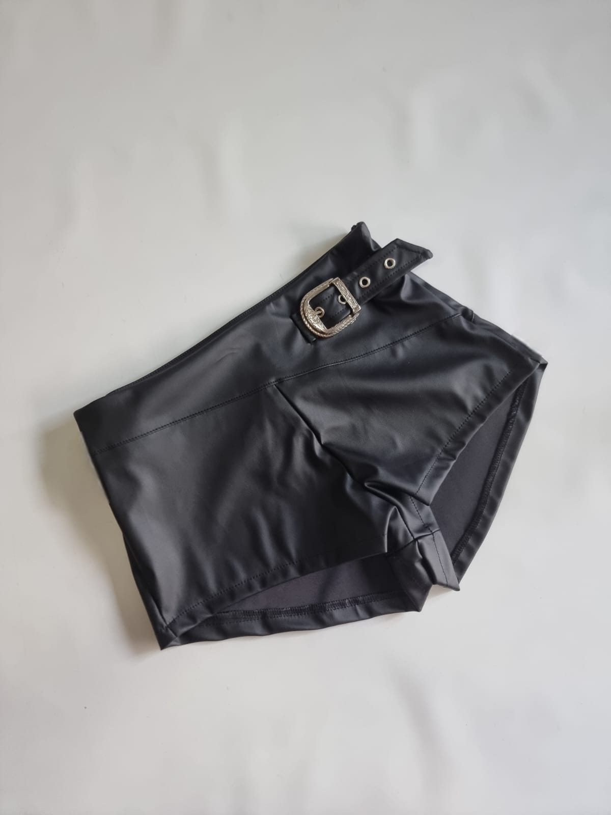 SHORT CON HEBILLA Y CIERRE AL COSTADO