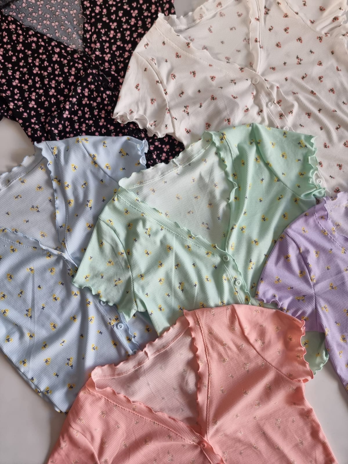 REMERA FLOR CON BOTONES RULETA - Image 2