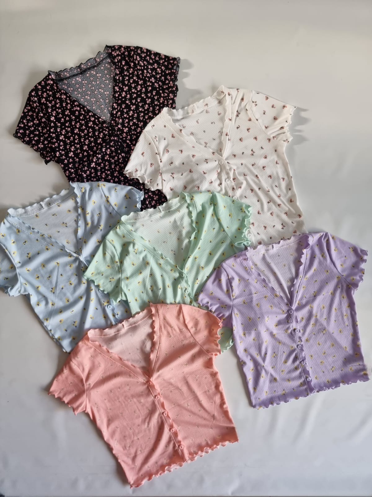 REMERA FLOR CON BOTONES RULETA