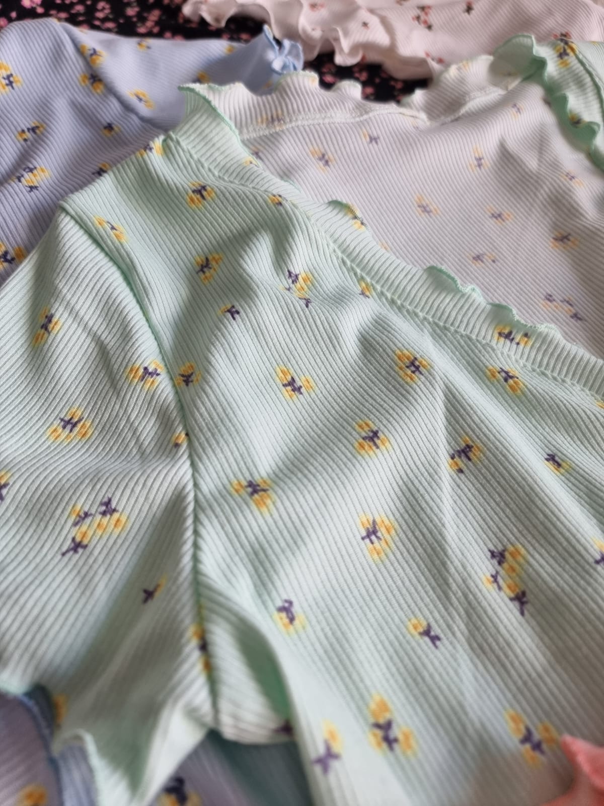 REMERA FLOR CON BOTONES RULETA - Image 4