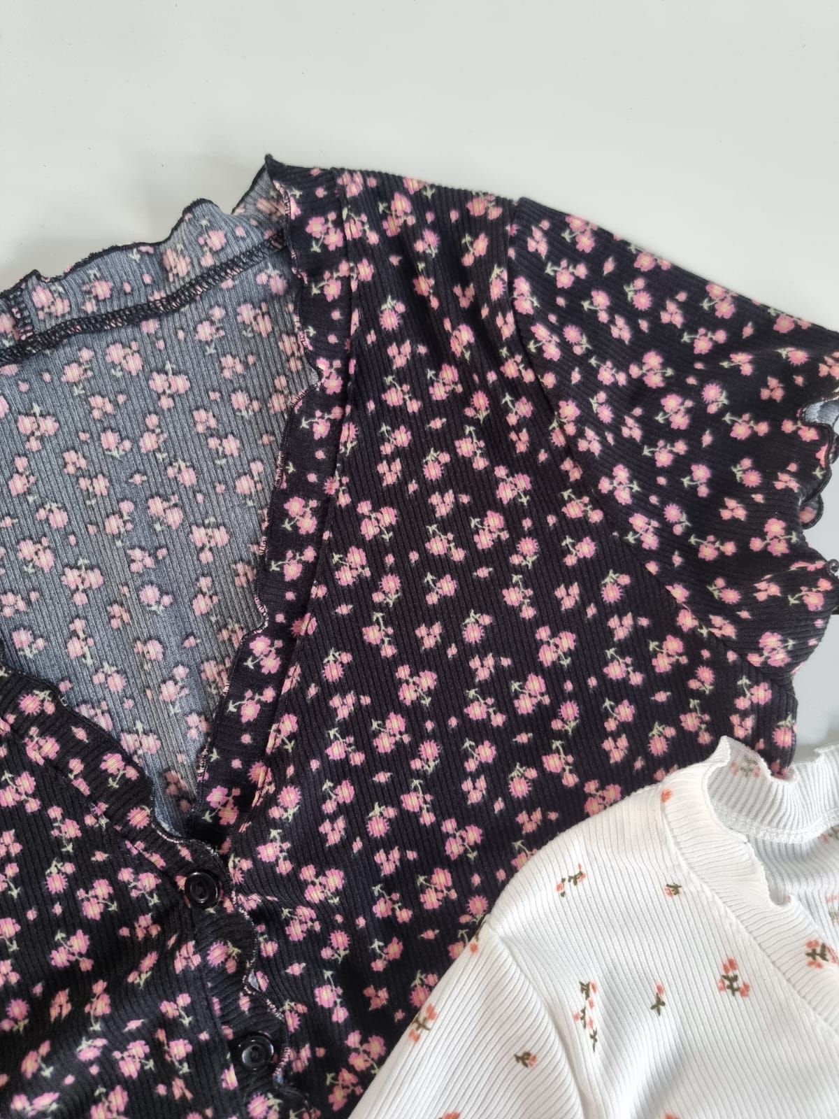 REMERA FLOR CON BOTONES RULETA - Image 5