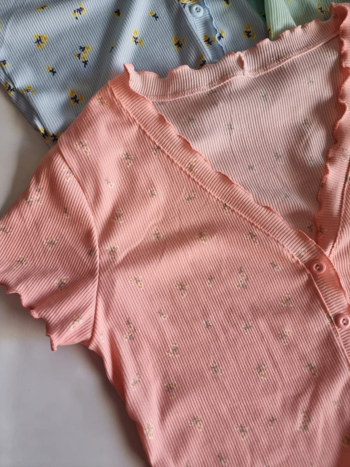 REMERA FLOR CON BOTONES RULETA - Image 6