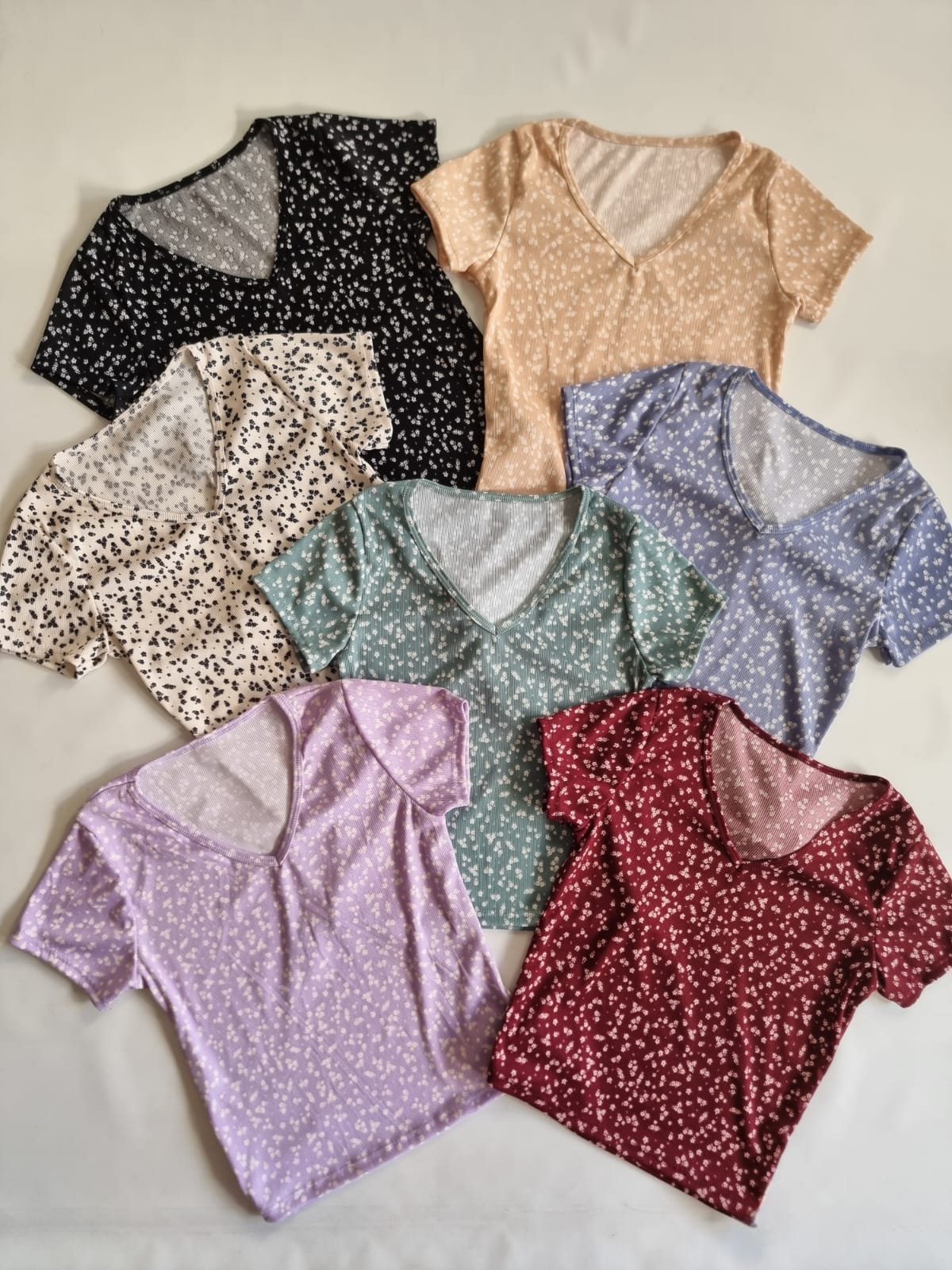 REMERA FLOR CUELLO V