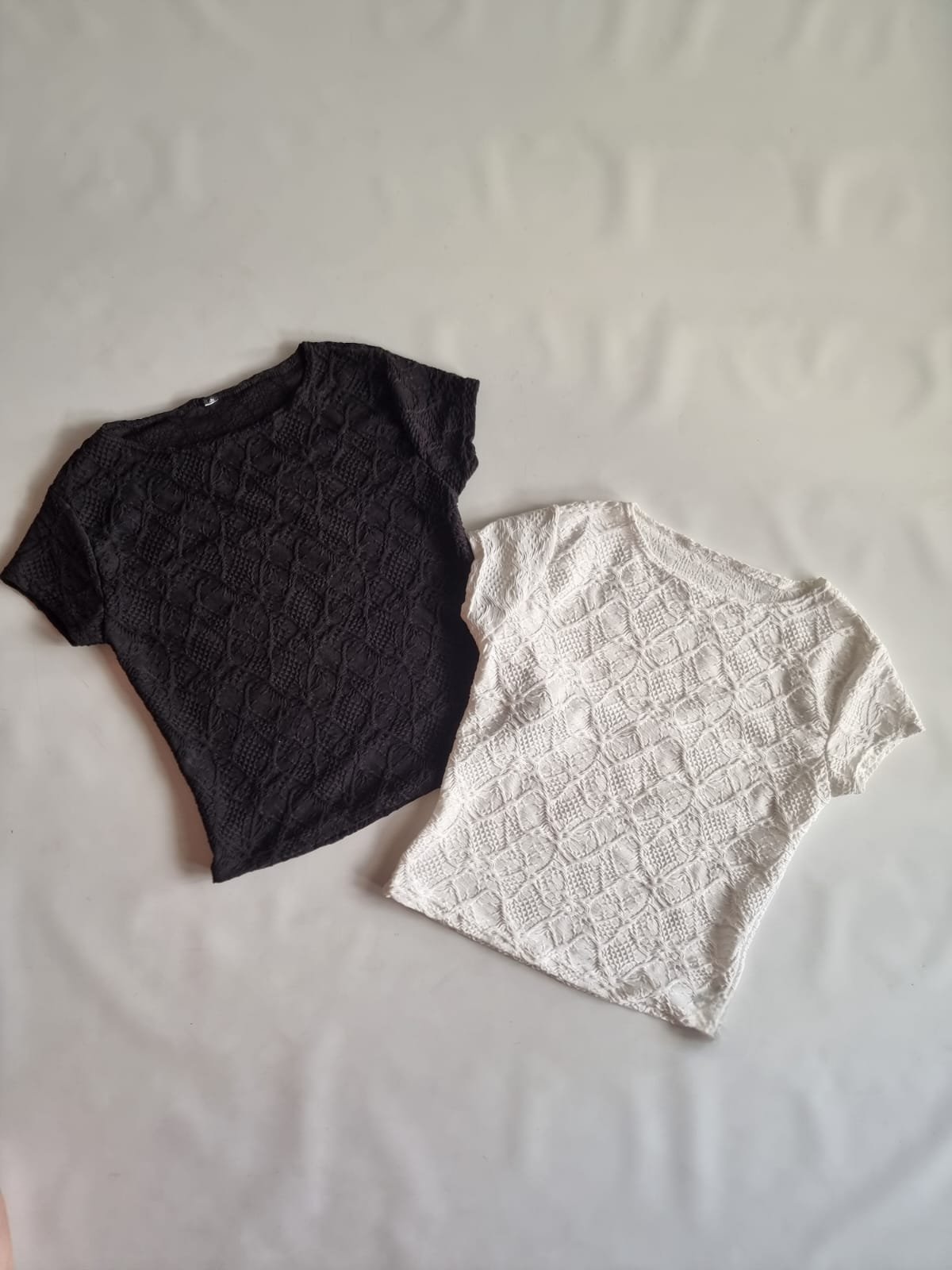 REMERA JACQUARD ELASTICO