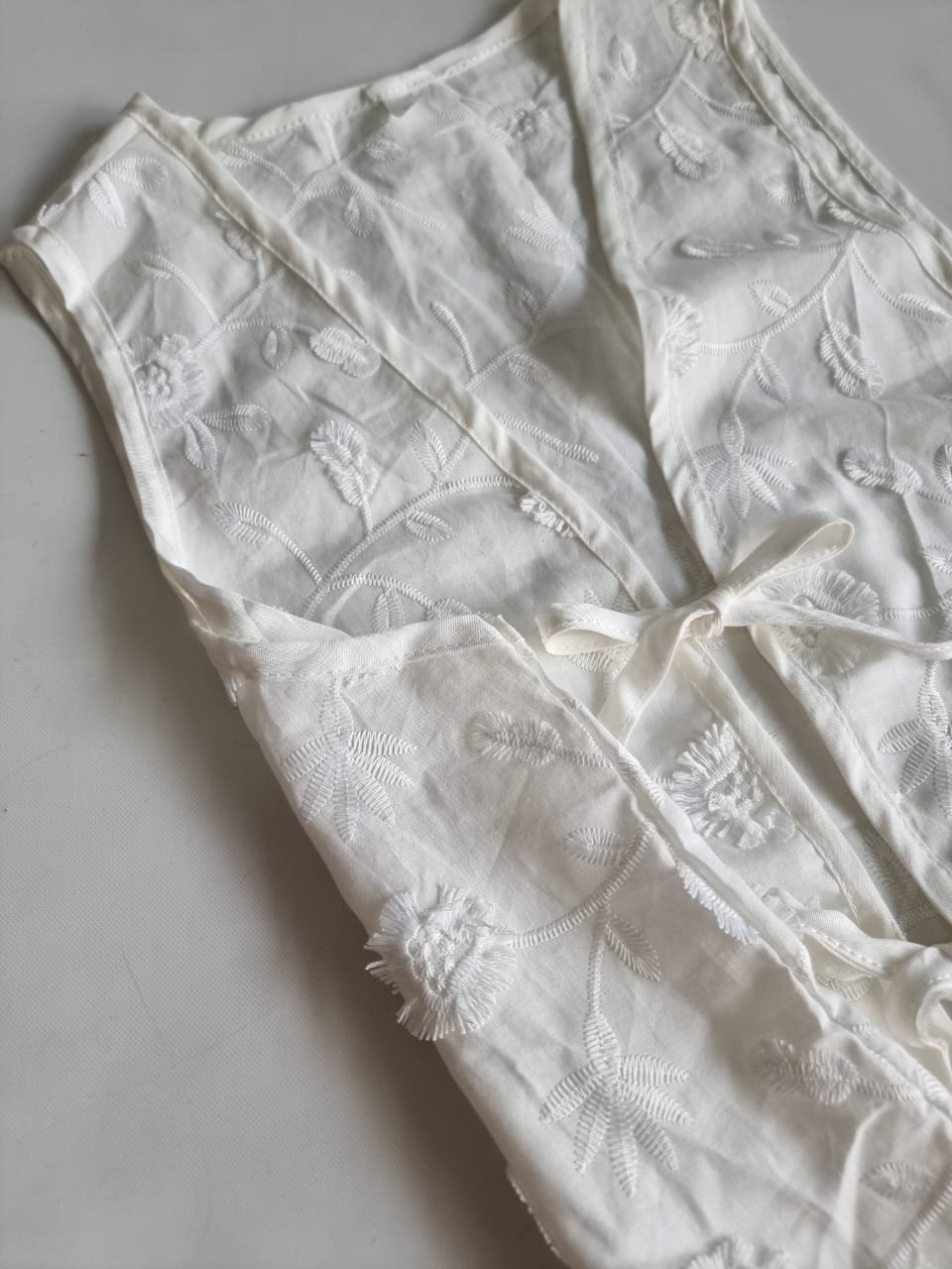 CHALECO BORDADO BLANCO - Image 3