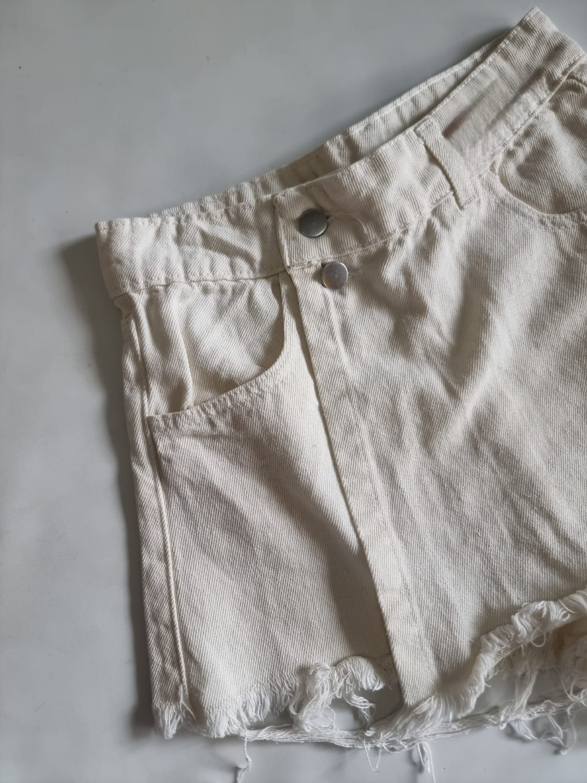 SHORT POLLERA CON 2 BOTONES CREMA - Image 2