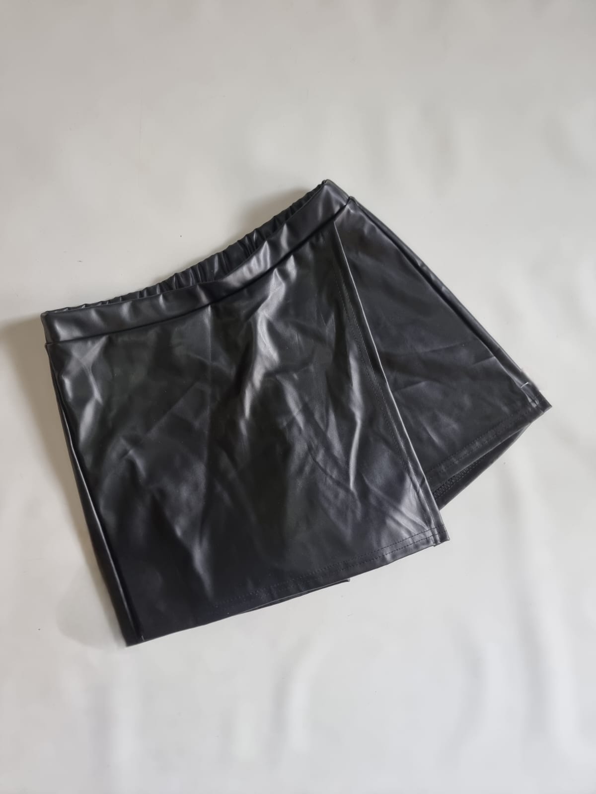 SHORT POLLERA ENGOMADO