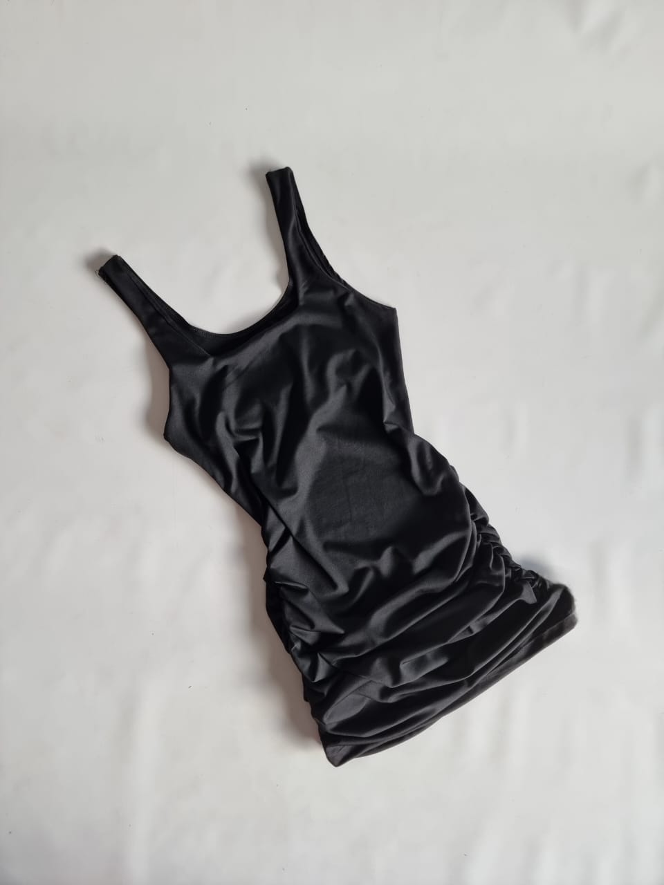 VESTIDO FRUNCIDO AL COSTADO ADELANTE Y ATRAS