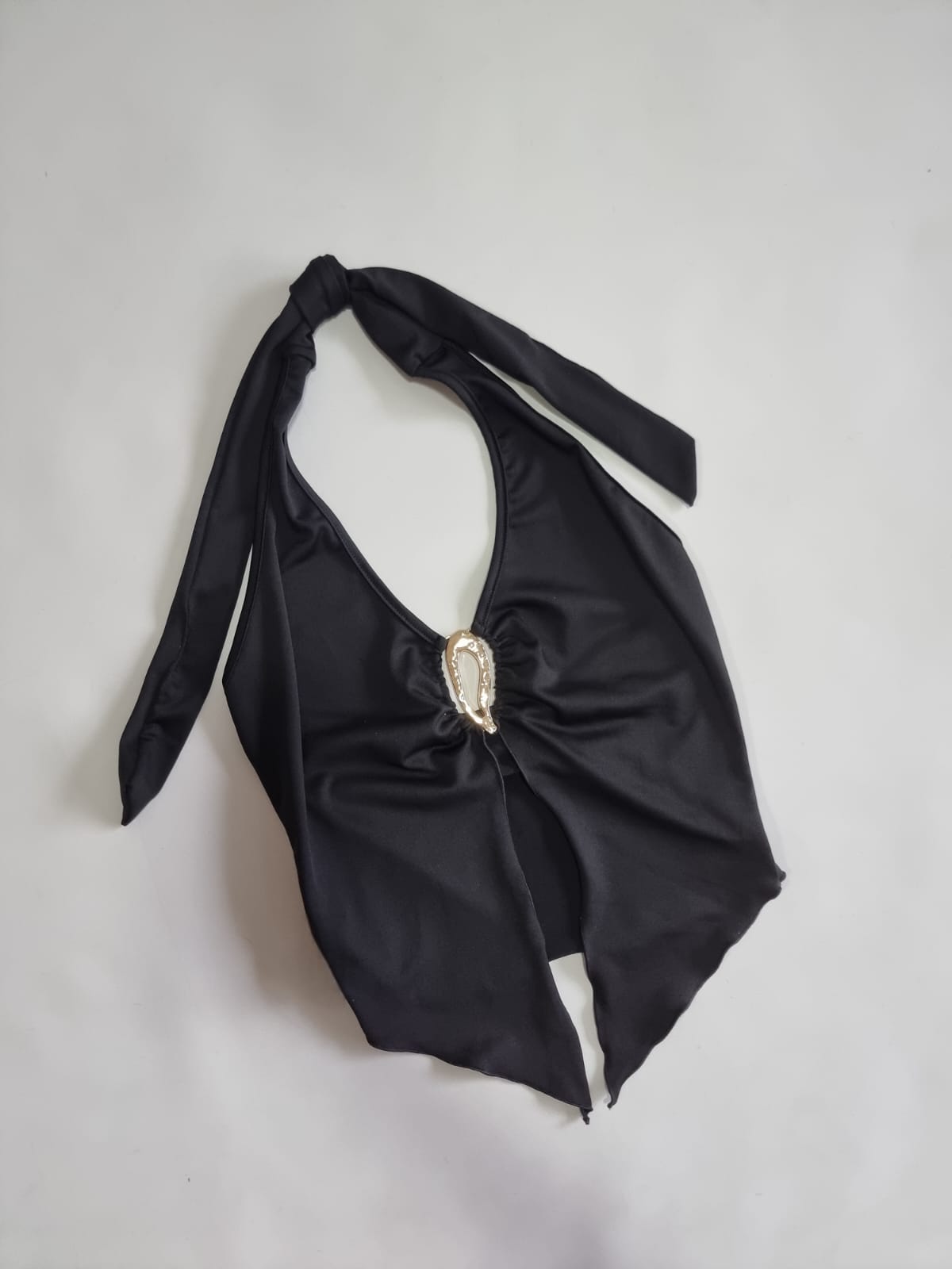 TOP CON HEBILLA EN EL MEDIO