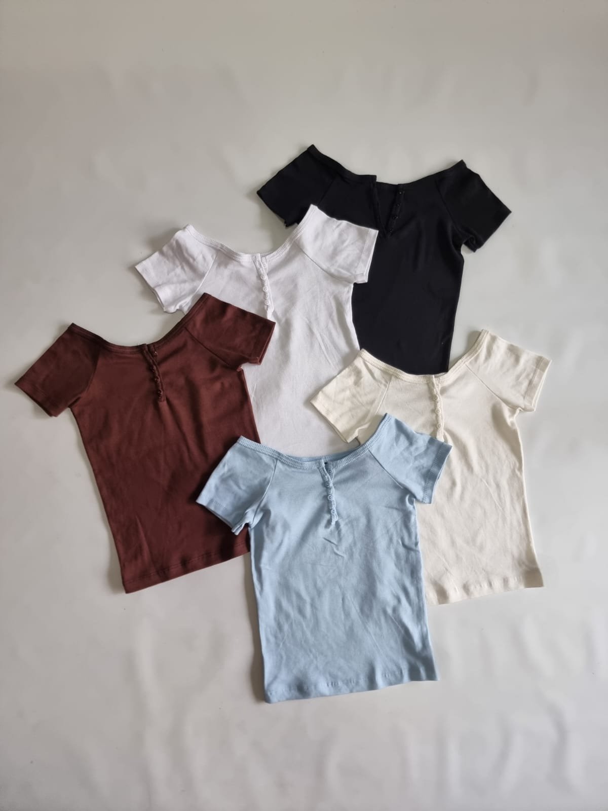 REMERA CON BOTONES CUELLO BOTE