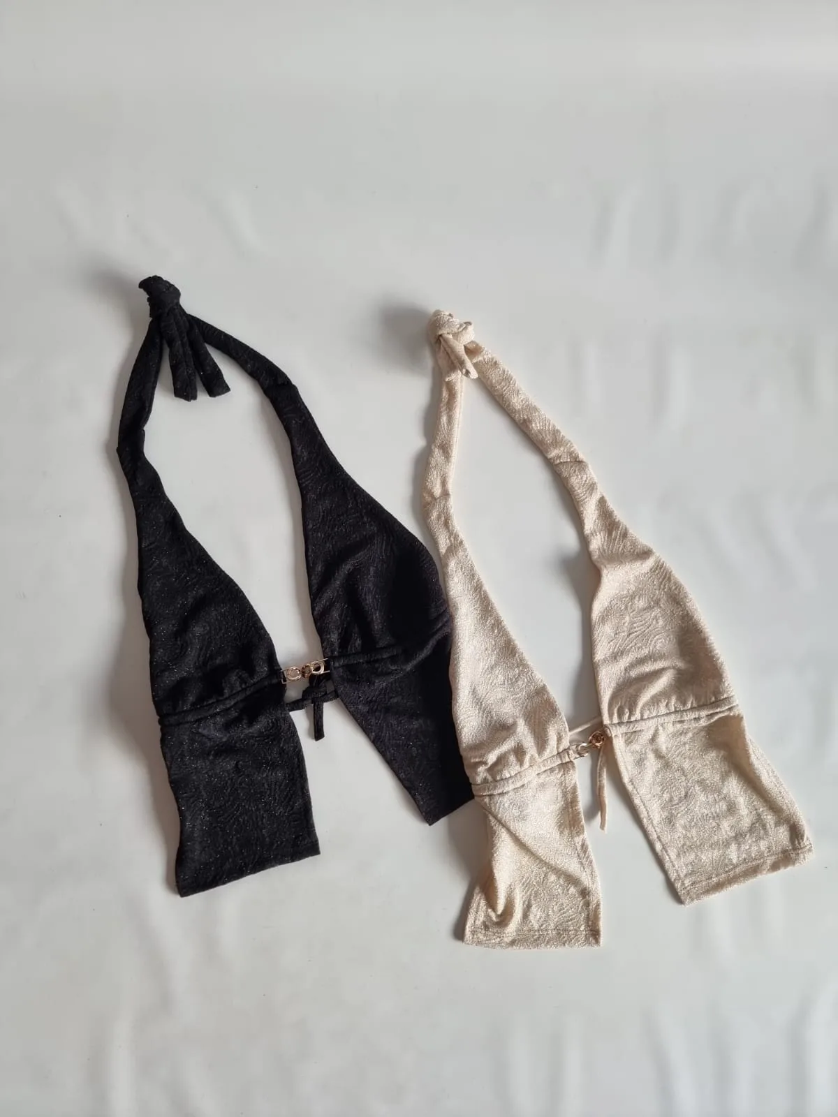 TOP MARILYN ATAR ATRAS CON CADENA EN EL MEDIO