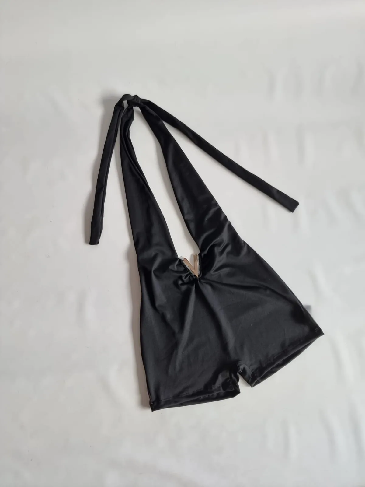 MONO ATAR EN EL CUELLO V