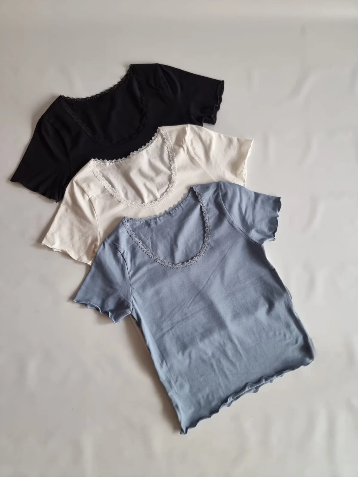 REMERA PUNTILLA MANGA RULETA