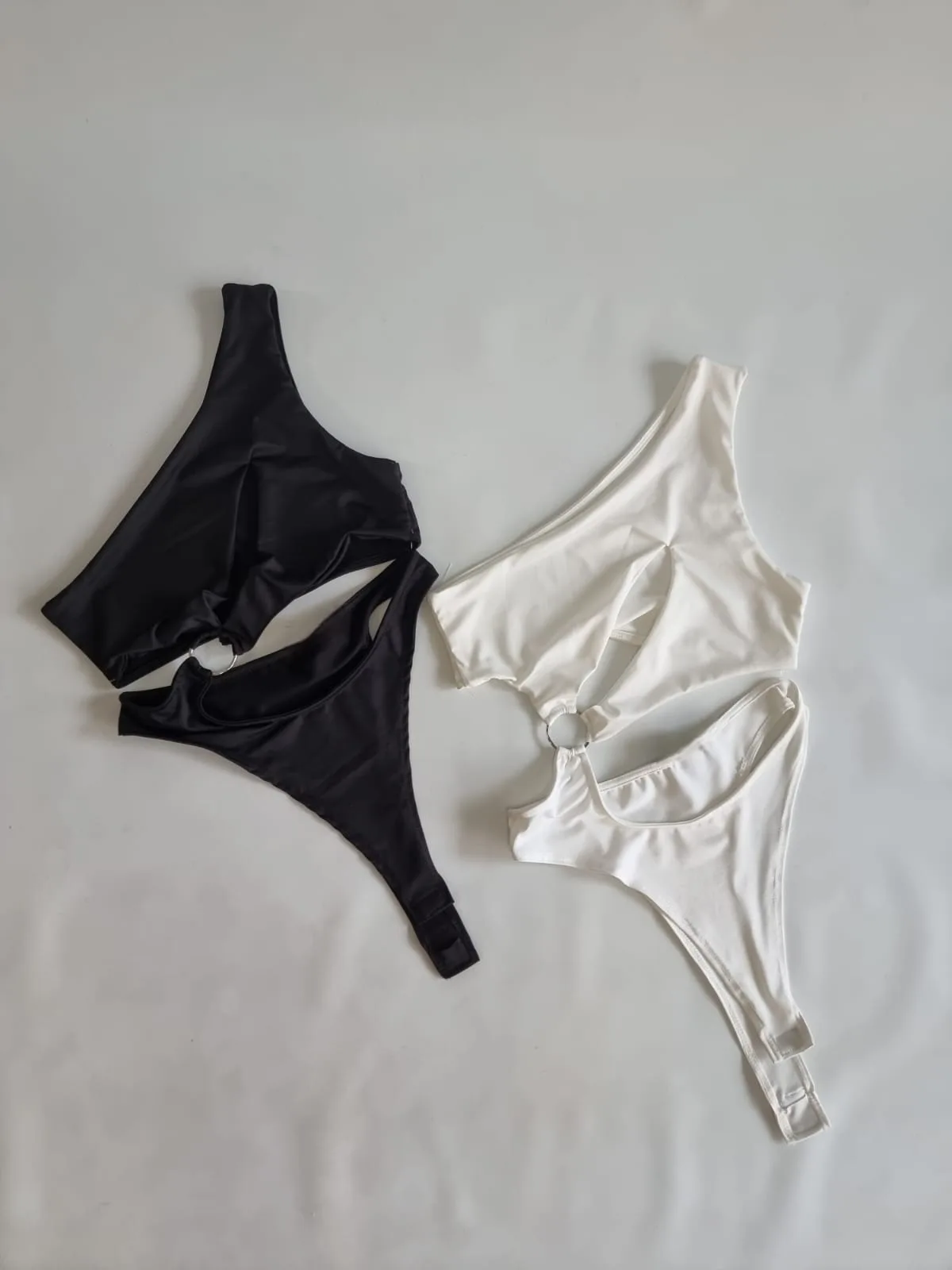 BODY 1 SOLO HOMBRO ABERTURA LA CINTURA CON ARO