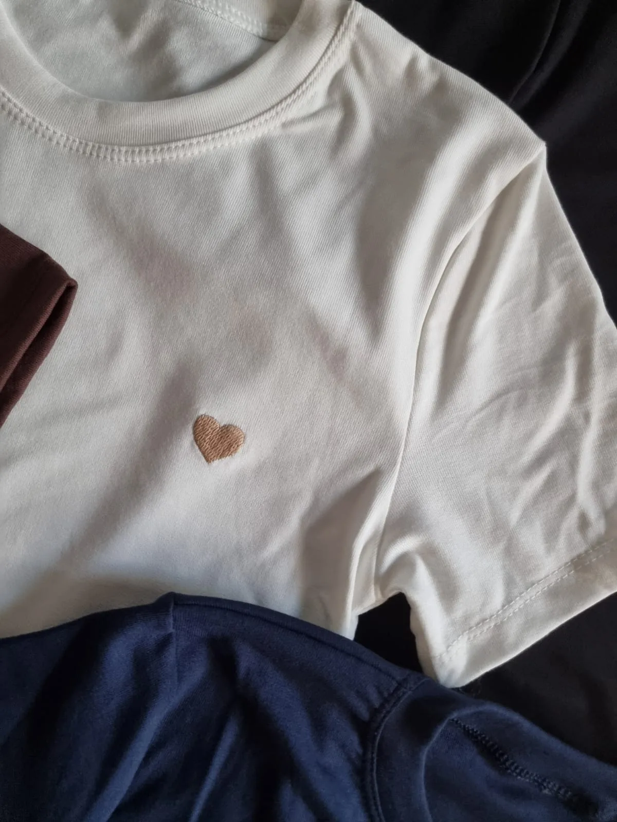 REMERA CORAZON BORDADO - Image 6