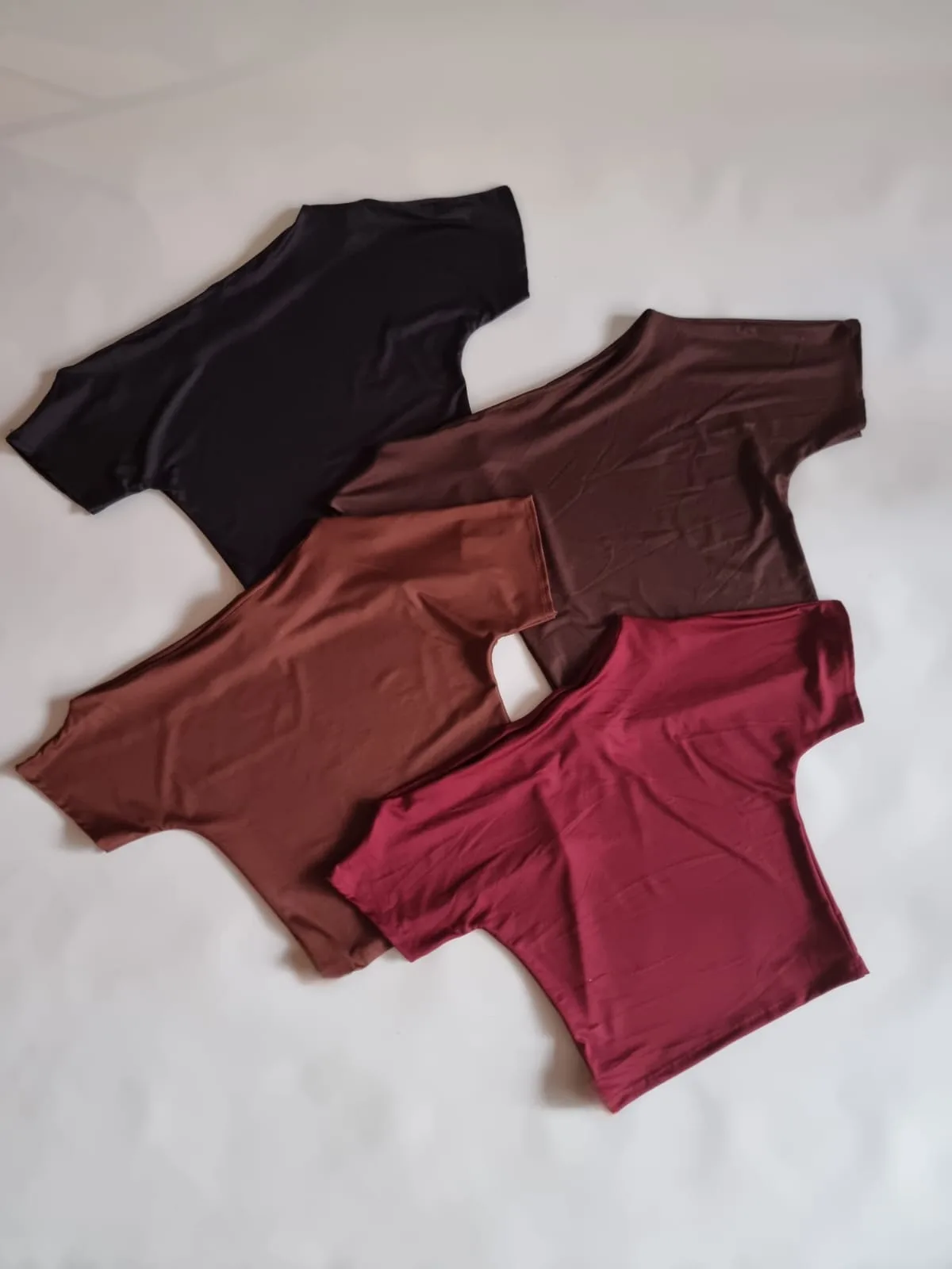 TOP CUELLO ASIMÉTRICO MANGA CORTA