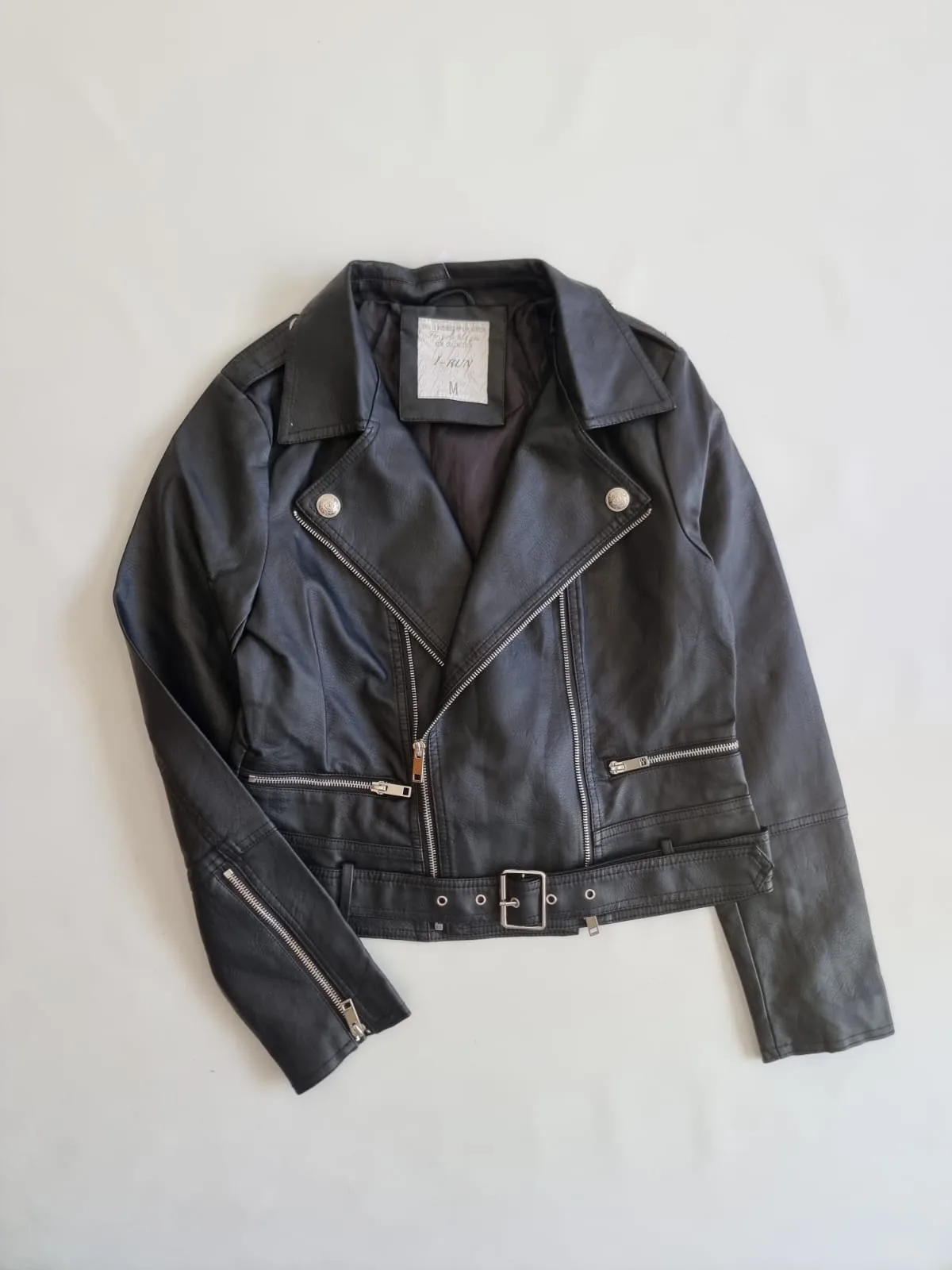 CAMPERA EMGOMADO CON BOTONES