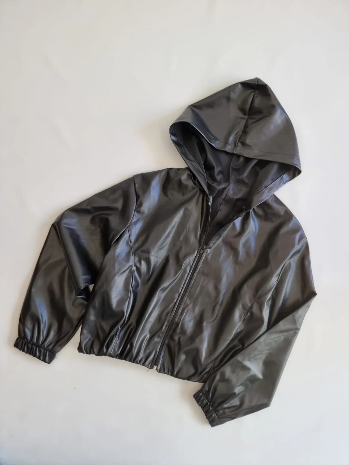 - CAMPERA EMGOMADO CON CAPUCHA