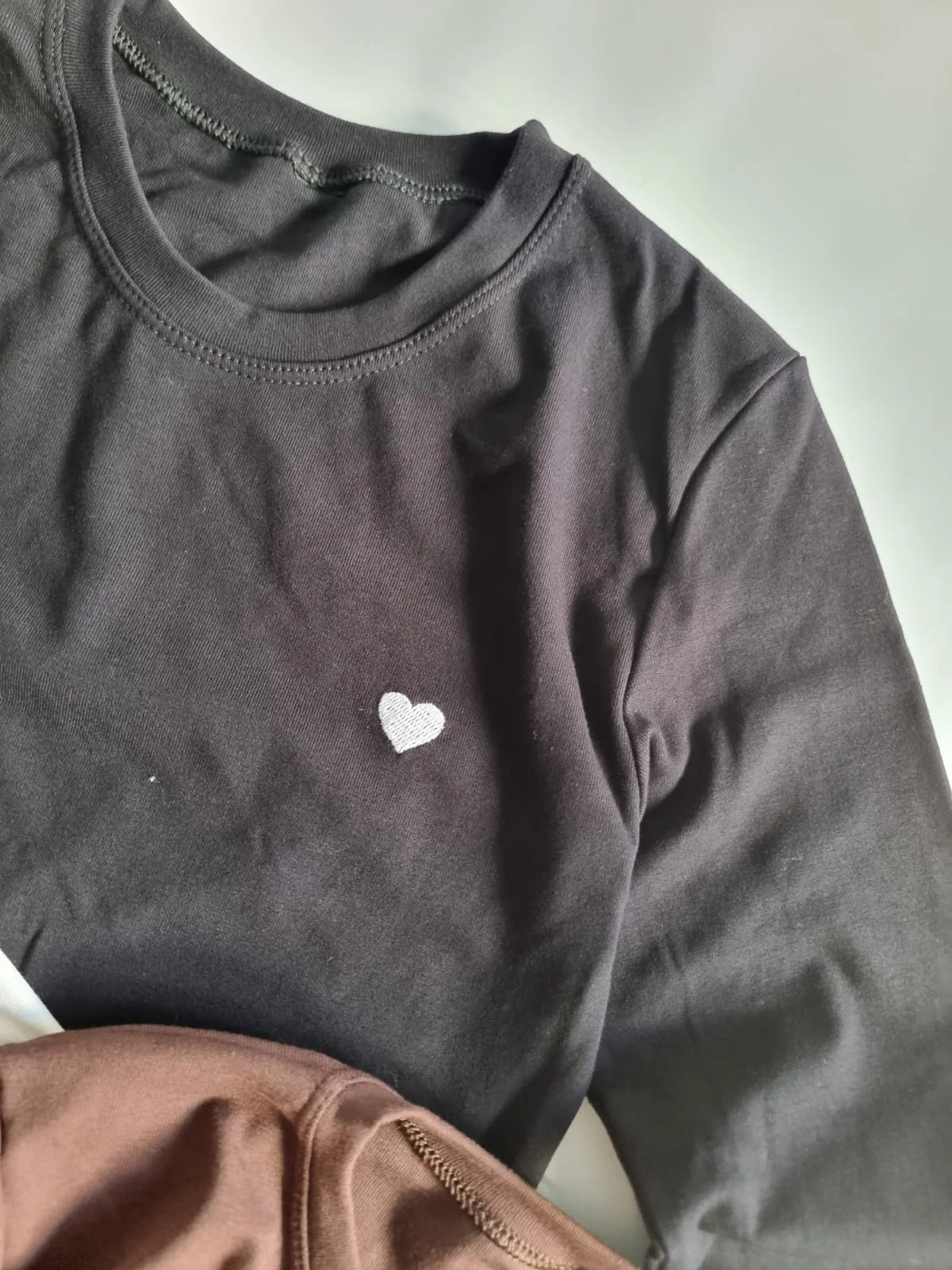 REMERA CORAZON BORDADO - Image 6