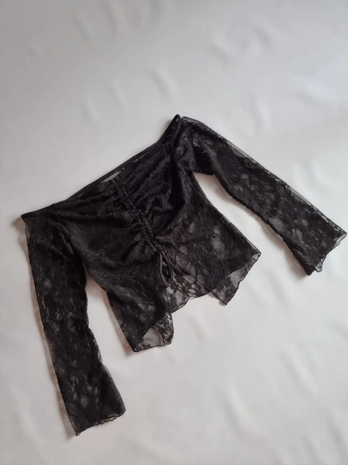 TOP CUELLO ABIERTO ENCAJE