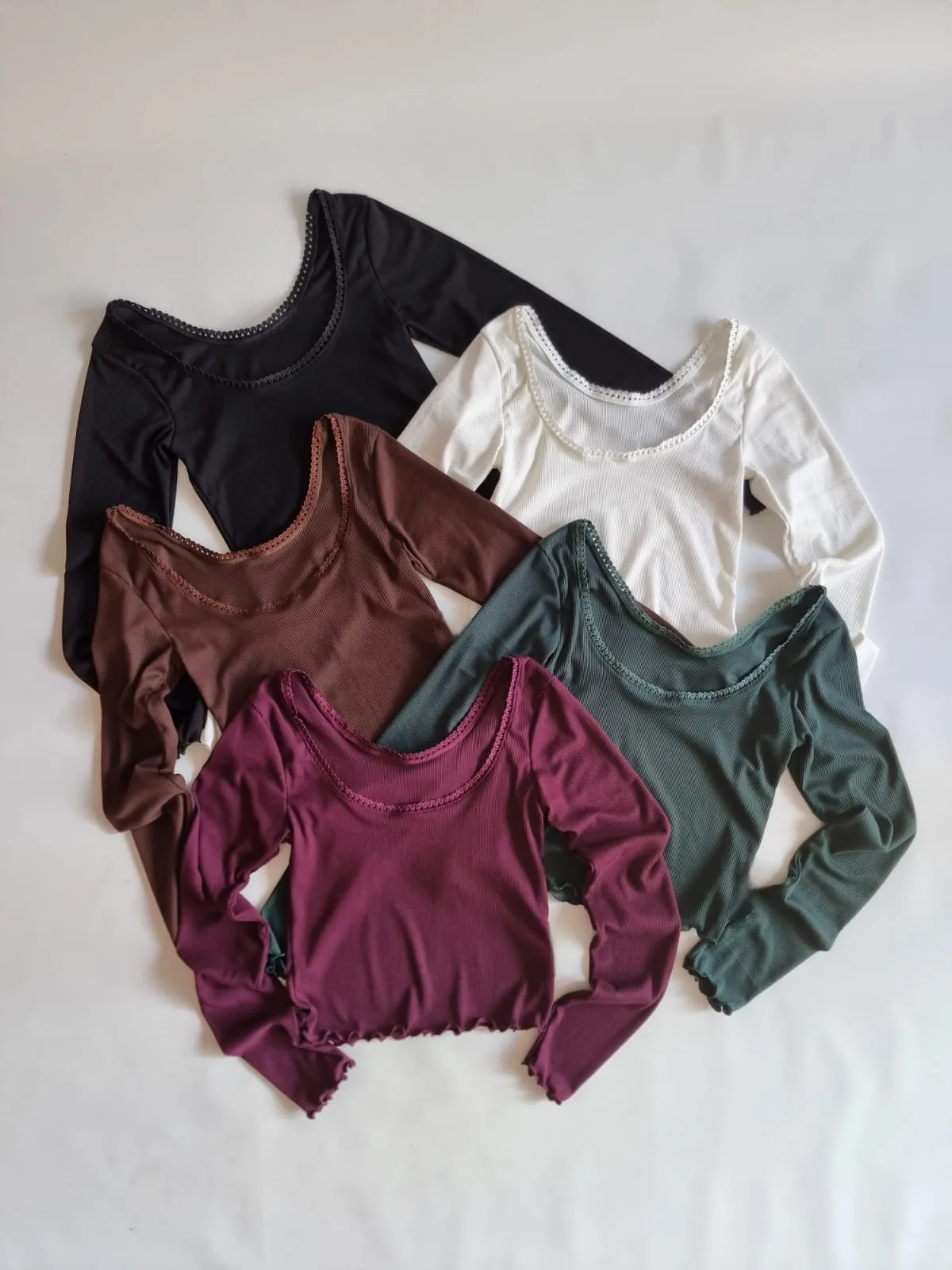 REMERA CUELLO CON PUNTILLA MORLEY