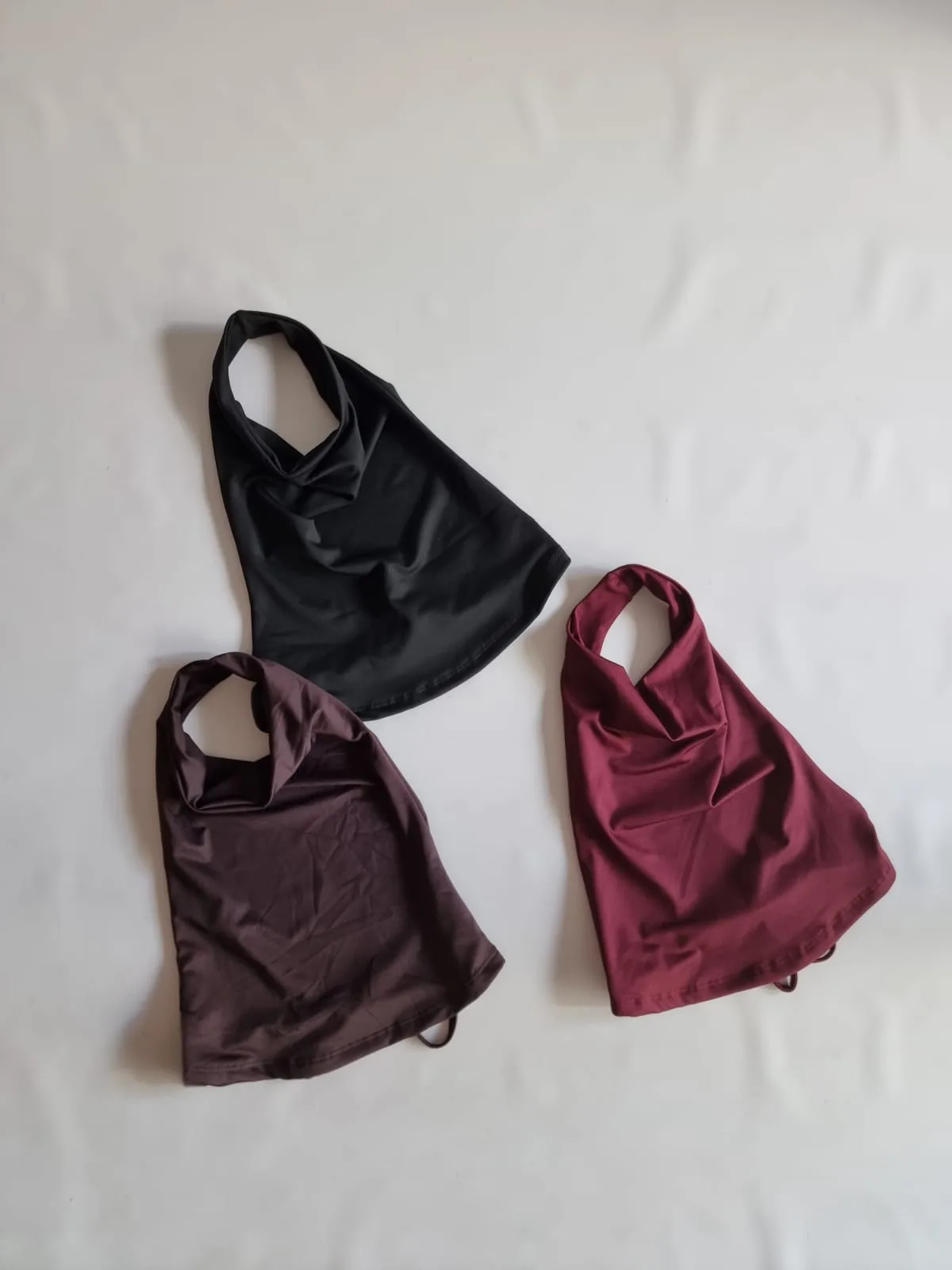 TOP CUELLO VOLCADO CON TIRA BOLITAS