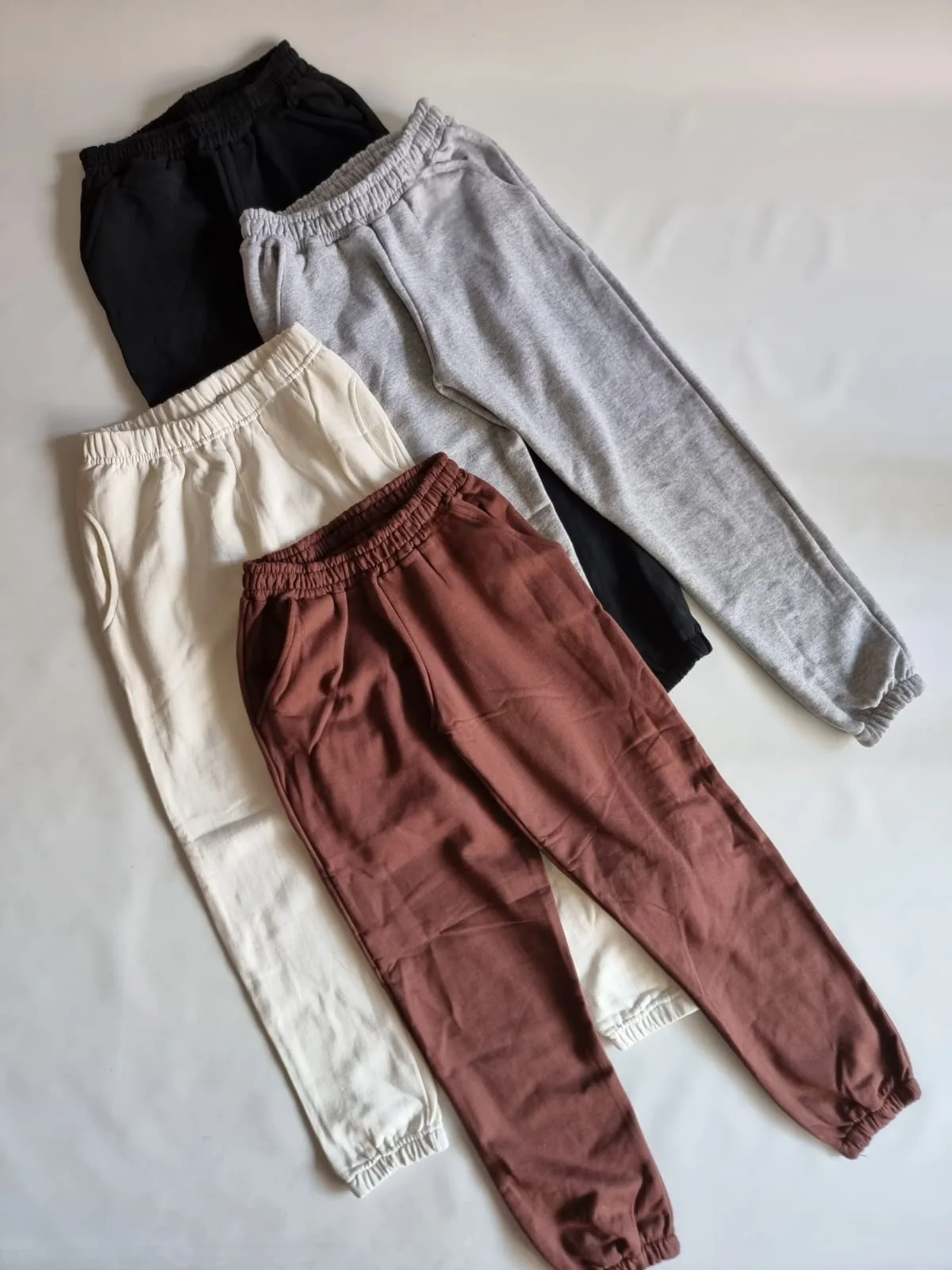 JOGGER FRIZADO CON PUÑO