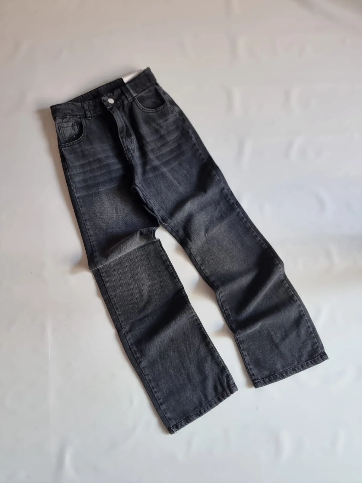 JEAN RECTO NEGRO CON BIGOTE