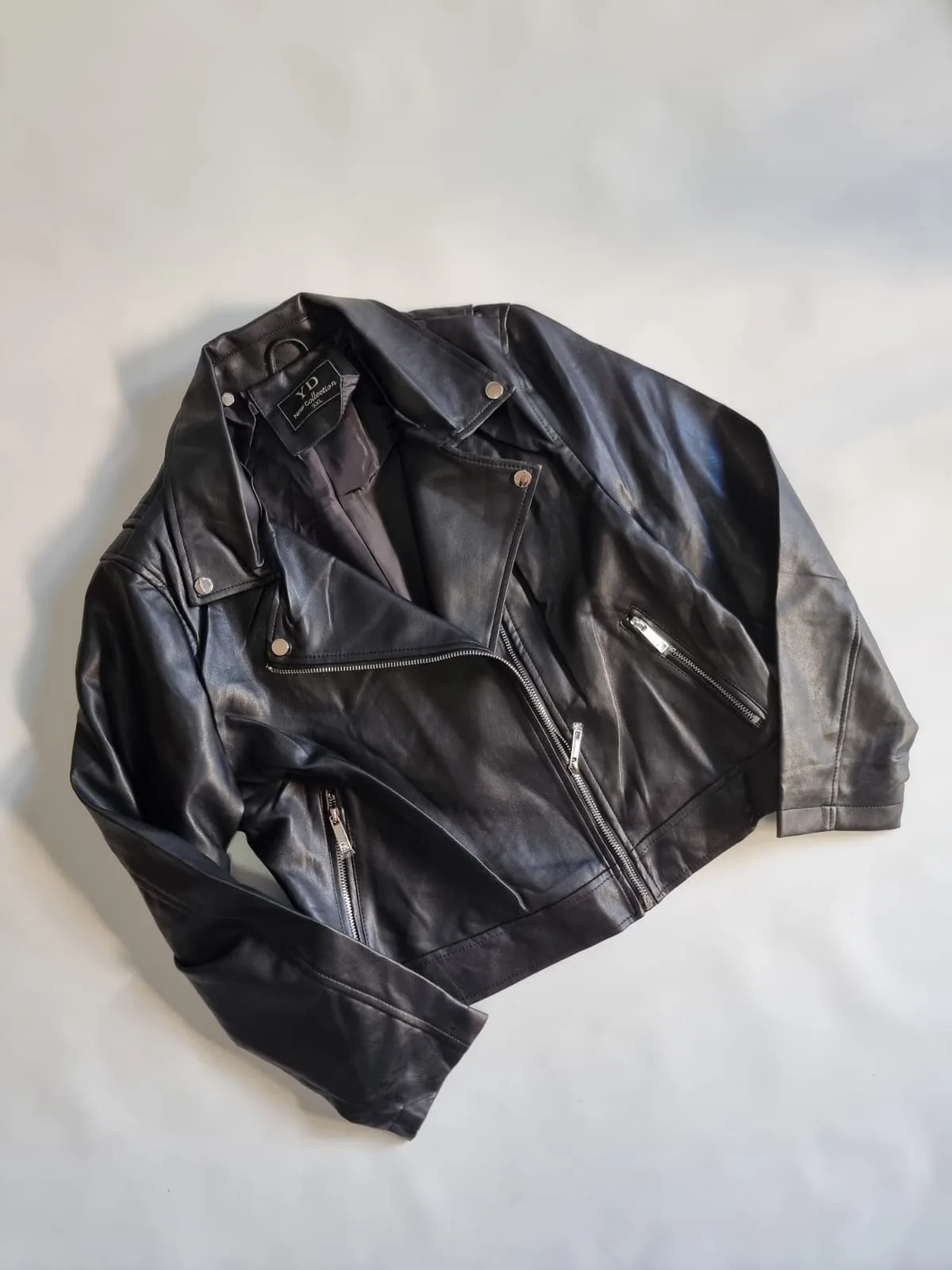 CAMPERA ENGOMADO CON CIERRE