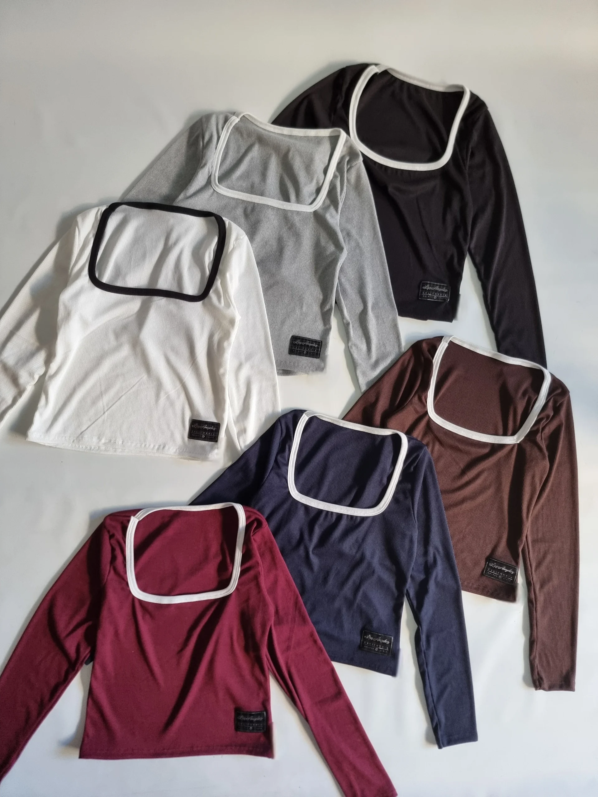 REMERA COMBINADO CON LA ETIQUETA