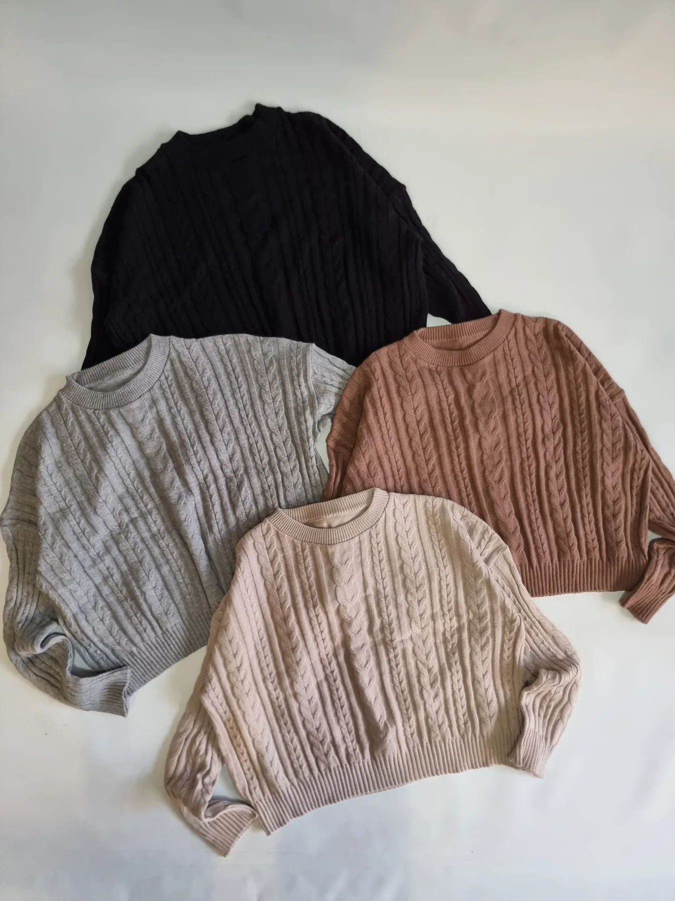 SWEATER TRENZADO ADELANTE Y LAS MANGAS