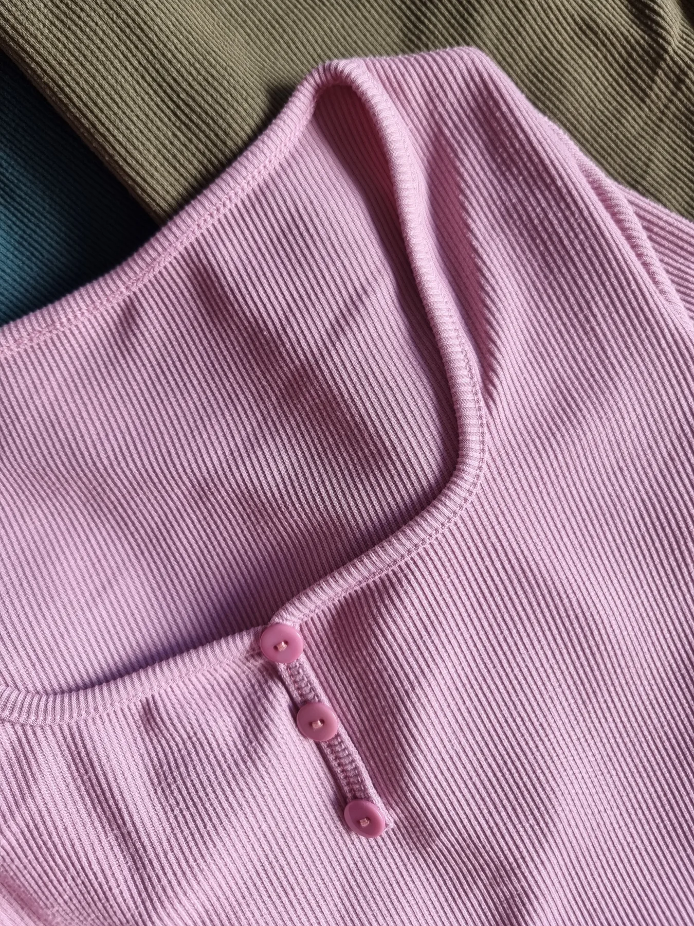 REMERA MORLEY CON BOTON - Image 3