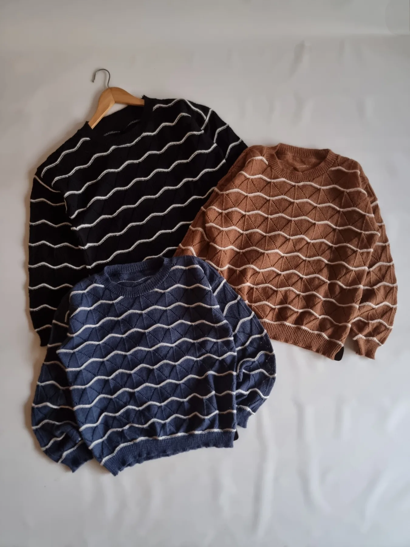 Sweaters con líneas blancos