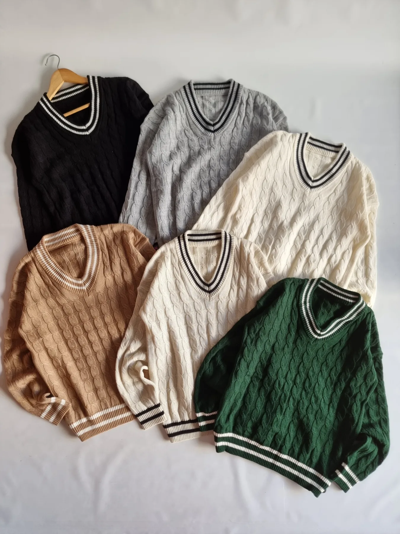 Sweater universitaria cuello V