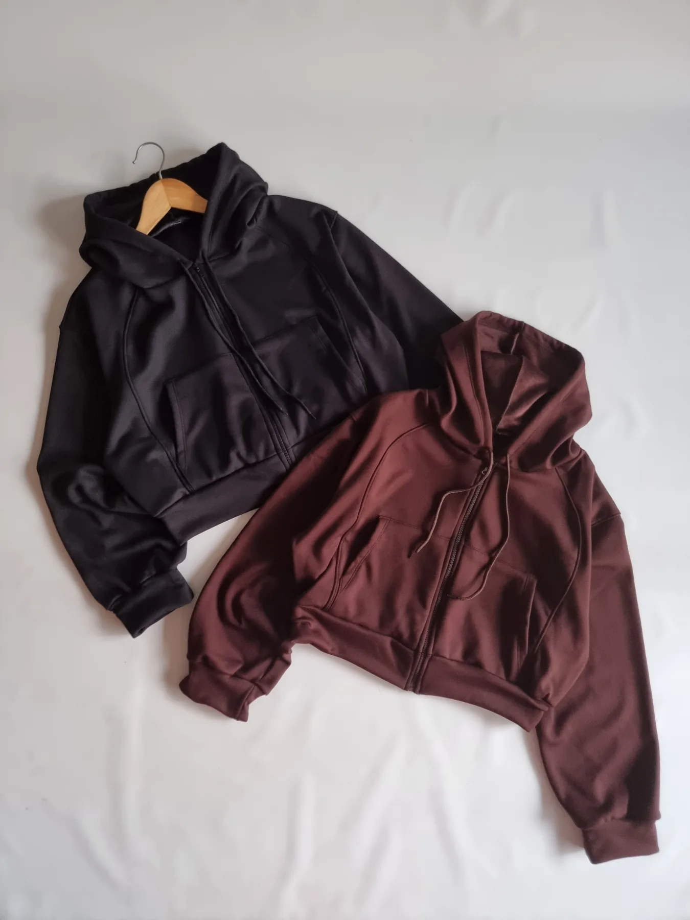 Campera con capucha y cordón