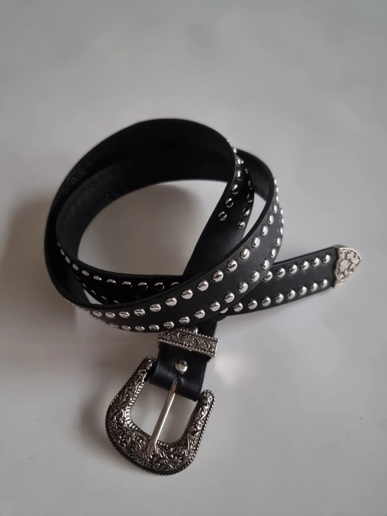 Cinturón negro con 2 fila de tachas metálicos