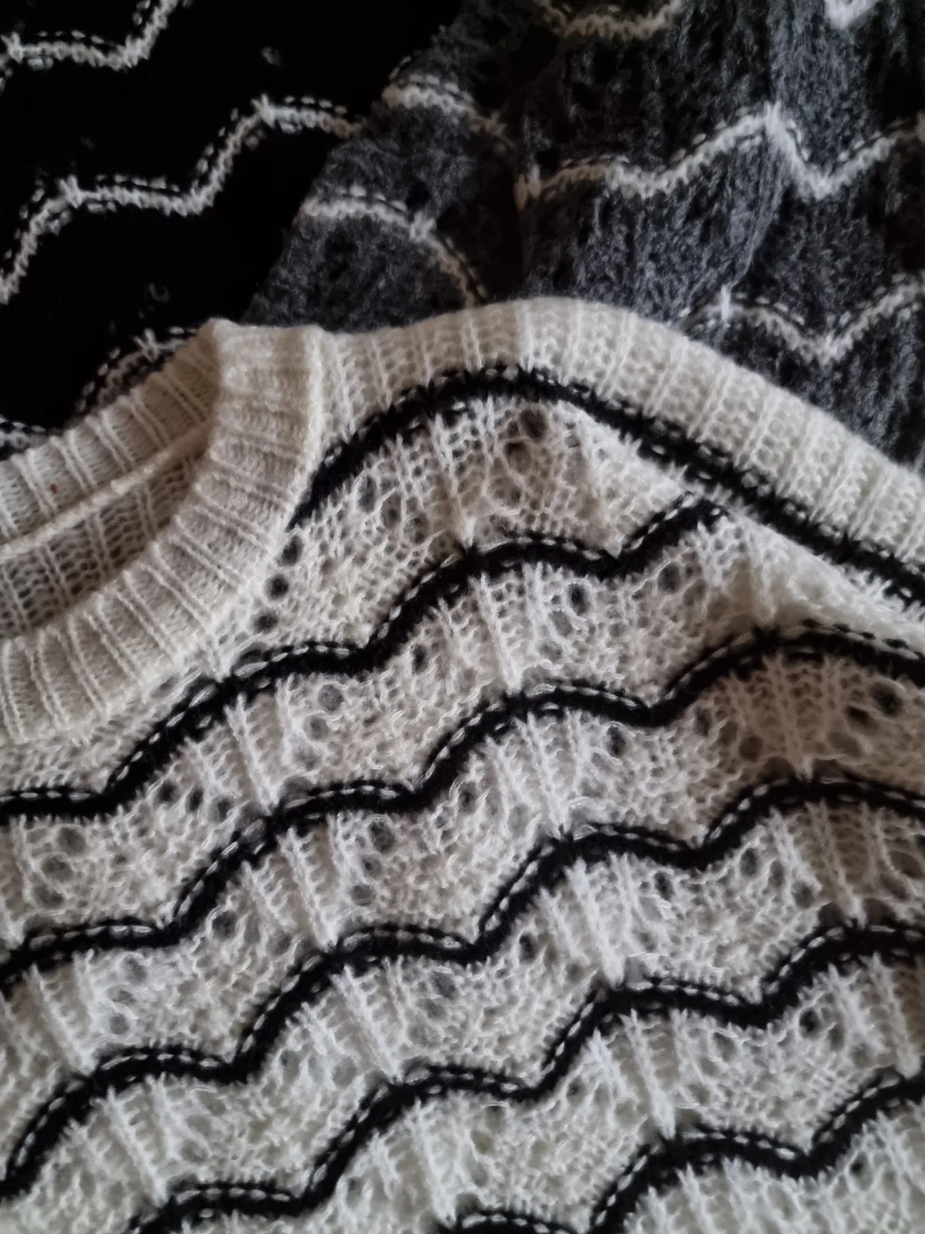Sweater calado 3 colores - Image 2