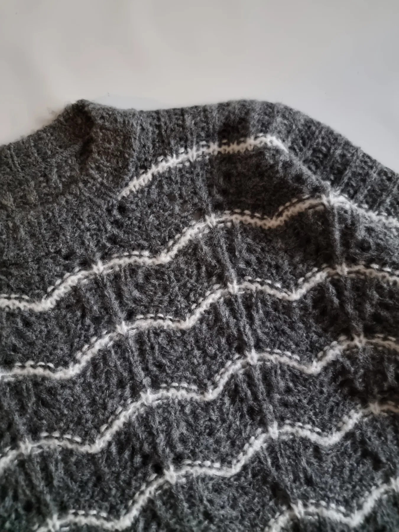 Sweater calado 3 colores - Image 3
